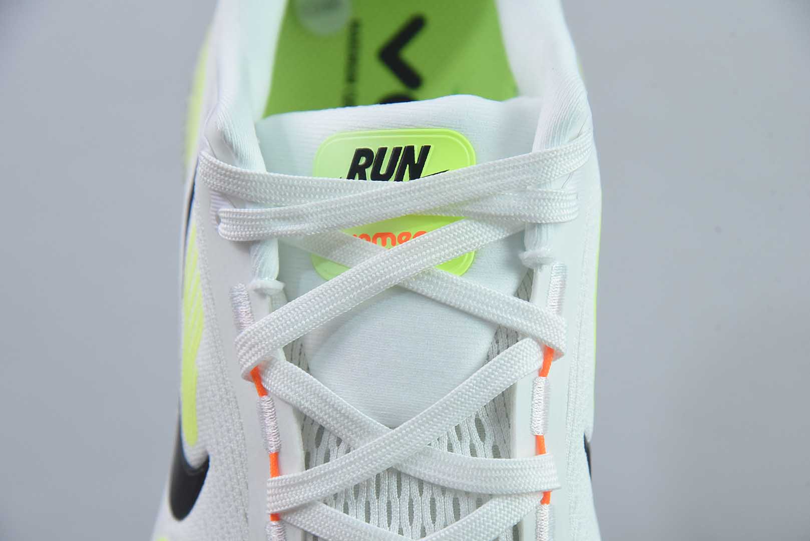Zoom Vomero 18 White Volt